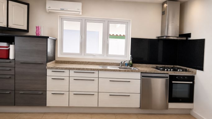 Moderne keuken met gebruiksvriendelijke indeling en moderne apparatuur.